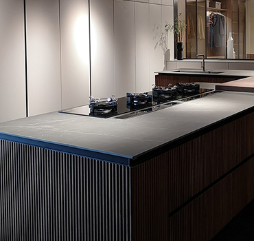 Diseño de gabinete de cocina de mesa negro personalizado